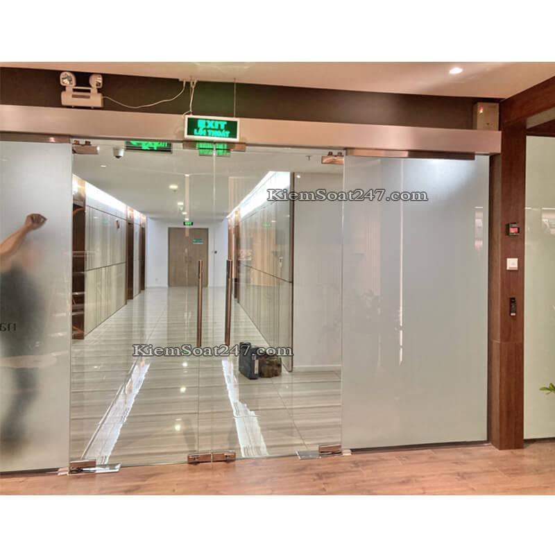 Hikvision DS-K1T320 KhoaChot Yli Exit Emergency UPS CuaKinh CuongLuc BanLeSan KhungKinh 2