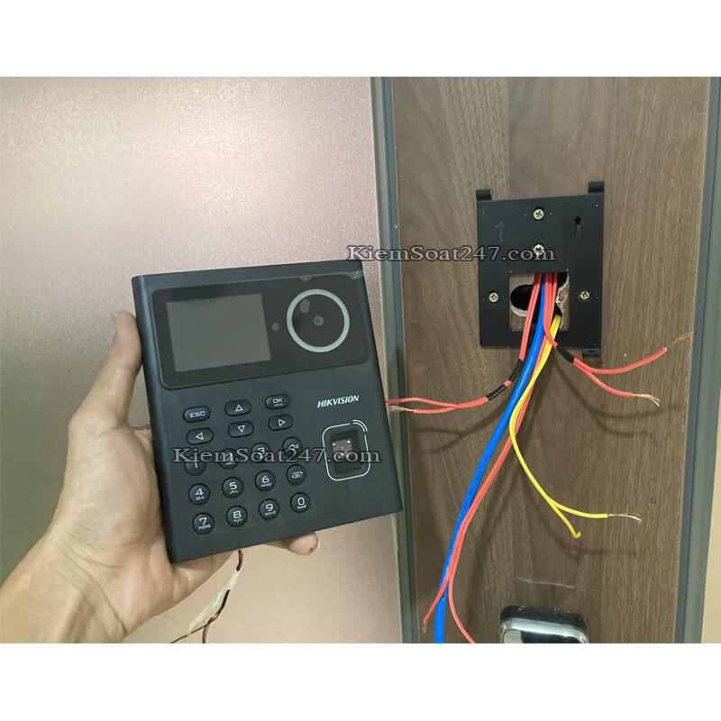 Hikvision DS-K1T320 KhoaChot Yli Exit Emergency UPS CuaKinh CuongLuc BanLeSan KhungKinh 6
